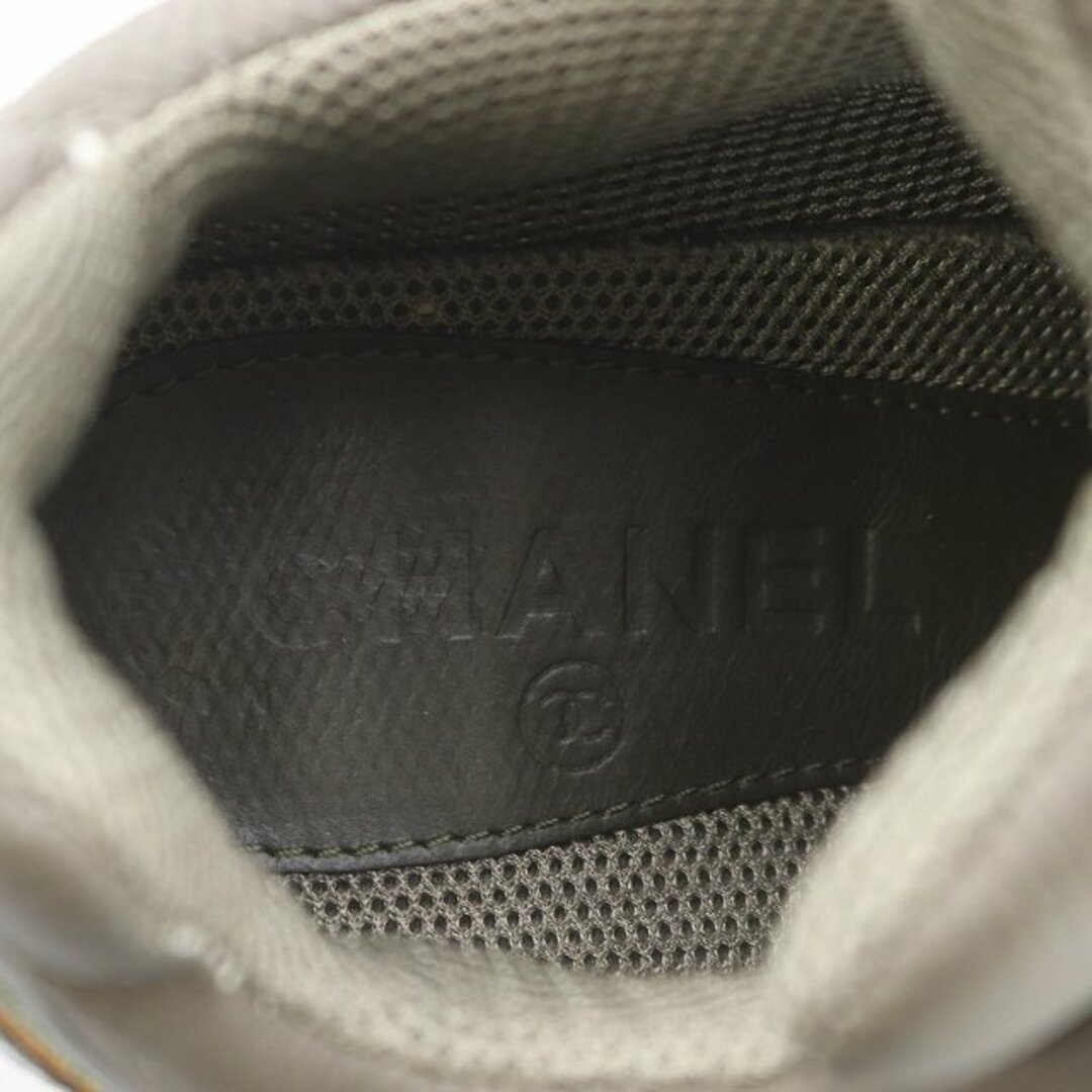 CHANEL(シャネル)のシャネル ココマーク スニーカー スエード 23 カーキ IG26582 レディースの靴/シューズ(スニーカー)の商品写真
