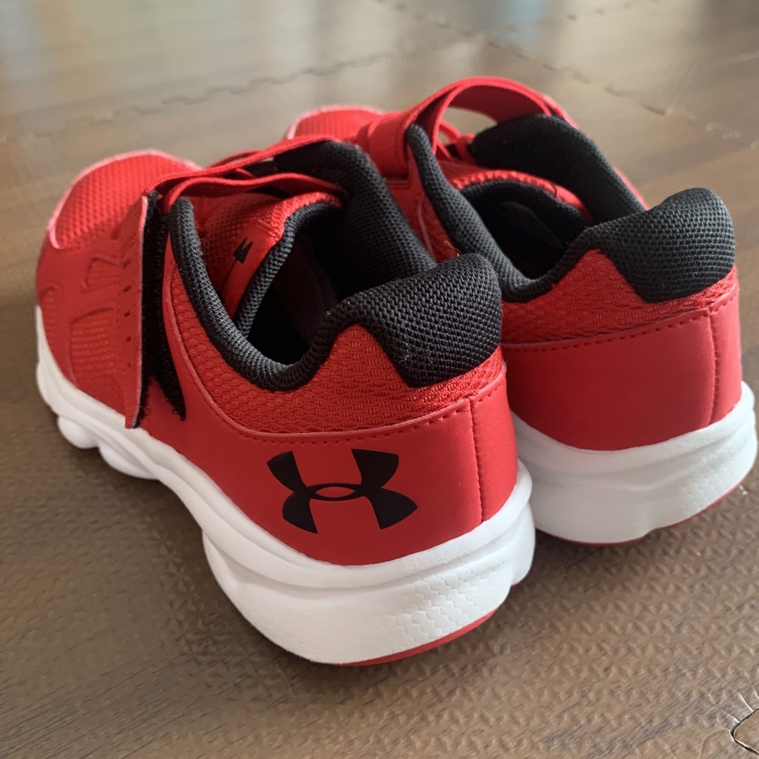 UNDER ARMOUR(アンダーアーマー)のアンダーアーマー  シューズ　ジュニア用 キッズ/ベビー/マタニティのキッズ靴/シューズ(15cm~)(スニーカー)の商品写真