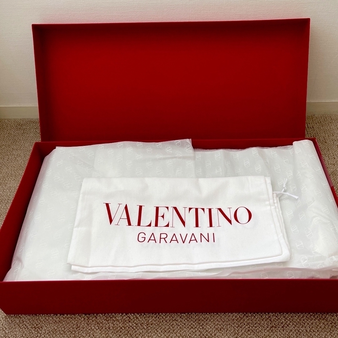 valentino garavani(ヴァレンティノガラヴァーニ)の新品未使用　VALENTINO  ヴァレンティノ・ガラヴァーニビートルブーツ レディースの靴/シューズ(ブーツ)の商品写真