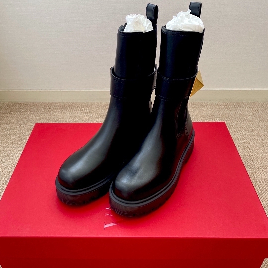 valentino garavani(ヴァレンティノガラヴァーニ)の新品未使用　VALENTINO  ヴァレンティノ・ガラヴァーニビートルブーツ レディースの靴/シューズ(ブーツ)の商品写真