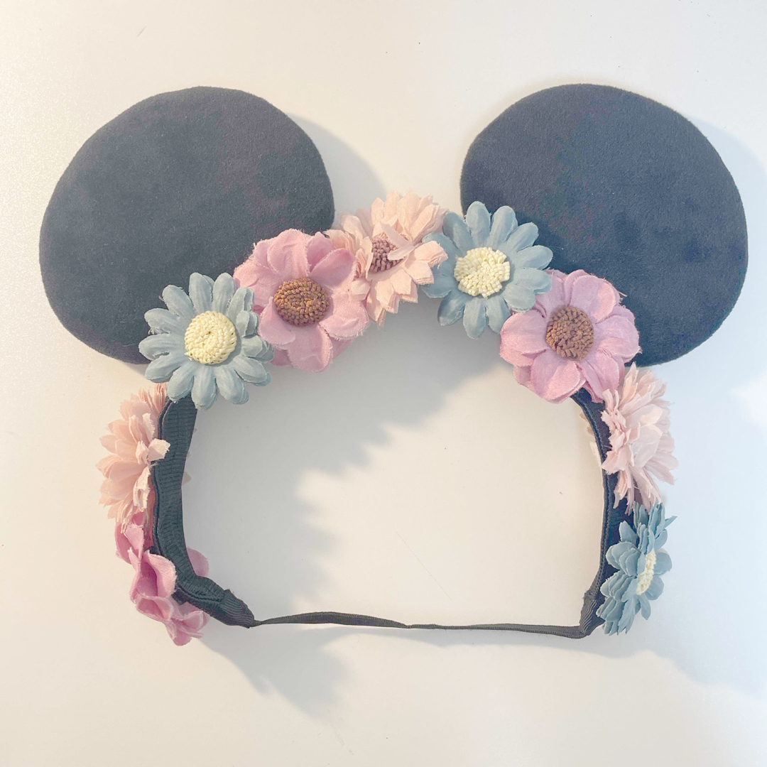 Disney(ディズニー)のミニーちゃん　花　ヘアバンド　カチューシャ エンタメ/ホビーのおもちゃ/ぬいぐるみ(キャラクターグッズ)の商品写真