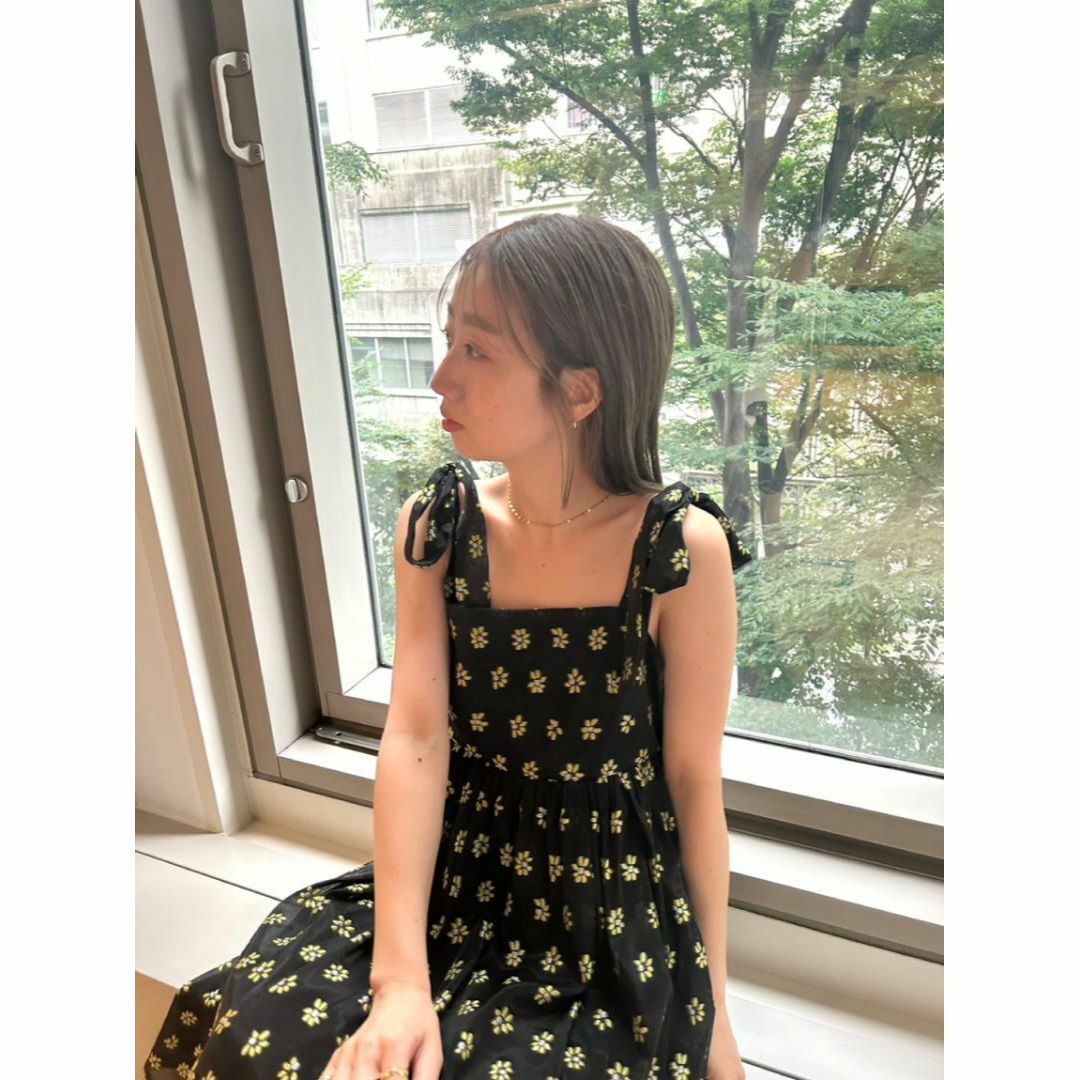 即完売品 新品 LILY BROWN ショルダーリボンワンピース FLOWER