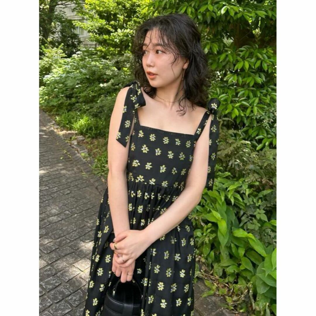 即完売品 新品 LILY BROWN ショルダーリボンワンピース FLOWER
