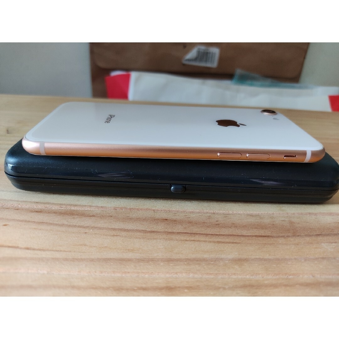 iPhone(アイフォーン)のiPhone8 64GB ゴールド 金 ソフトバンク認定中古品 SIMフリー スマホ/家電/カメラのスマートフォン/携帯電話(スマートフォン本体)の商品写真