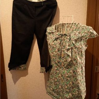 ハロッズ(Harrods)のHarrods　リバティ―プリント　サブリナパンツ　サイズ3(シャツ/ブラウス(半袖/袖なし))