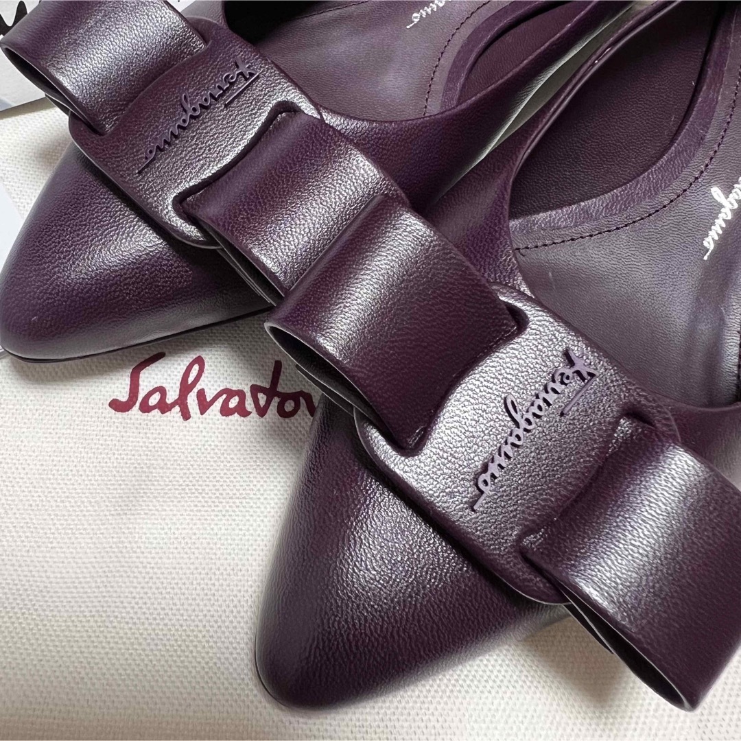 Salvatore Ferragamo(サルヴァトーレフェラガモ)のフェラガモ 未使用 VIVA リボン パンプス フラットシューズ プラム 22 レディースの靴/シューズ(ハイヒール/パンプス)の商品写真