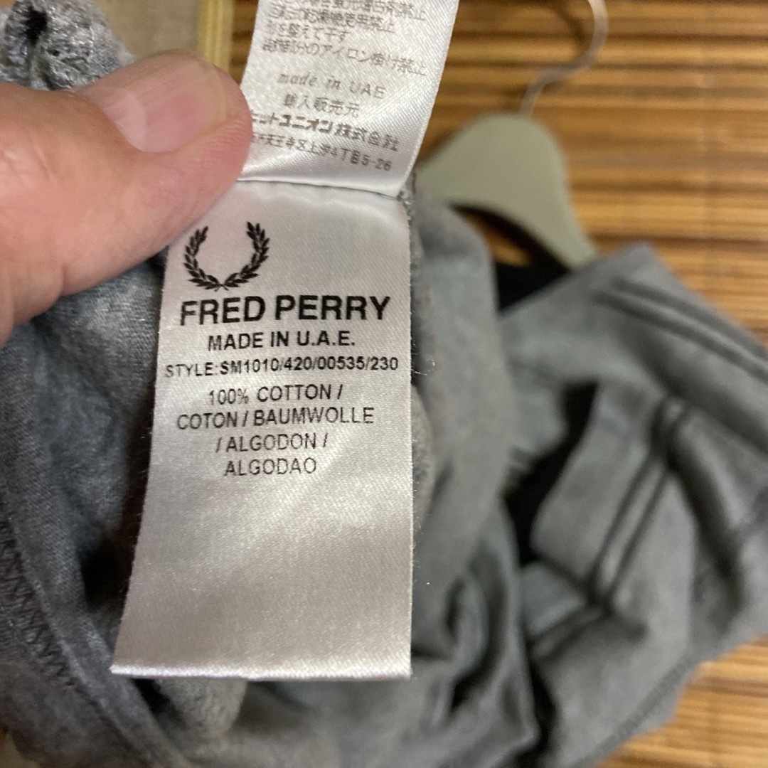 FRED PERRY(フレッドペリー)のFRED PERRY/フレッドペリー　Vネック　Tシャツ　グレー　ボーダー柄 メンズのトップス(Tシャツ/カットソー(半袖/袖なし))の商品写真