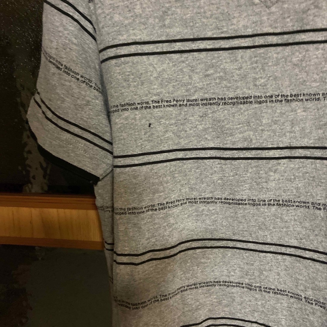 FRED PERRY(フレッドペリー)のFRED PERRY/フレッドペリー　Vネック　Tシャツ　グレー　ボーダー柄 メンズのトップス(Tシャツ/カットソー(半袖/袖なし))の商品写真