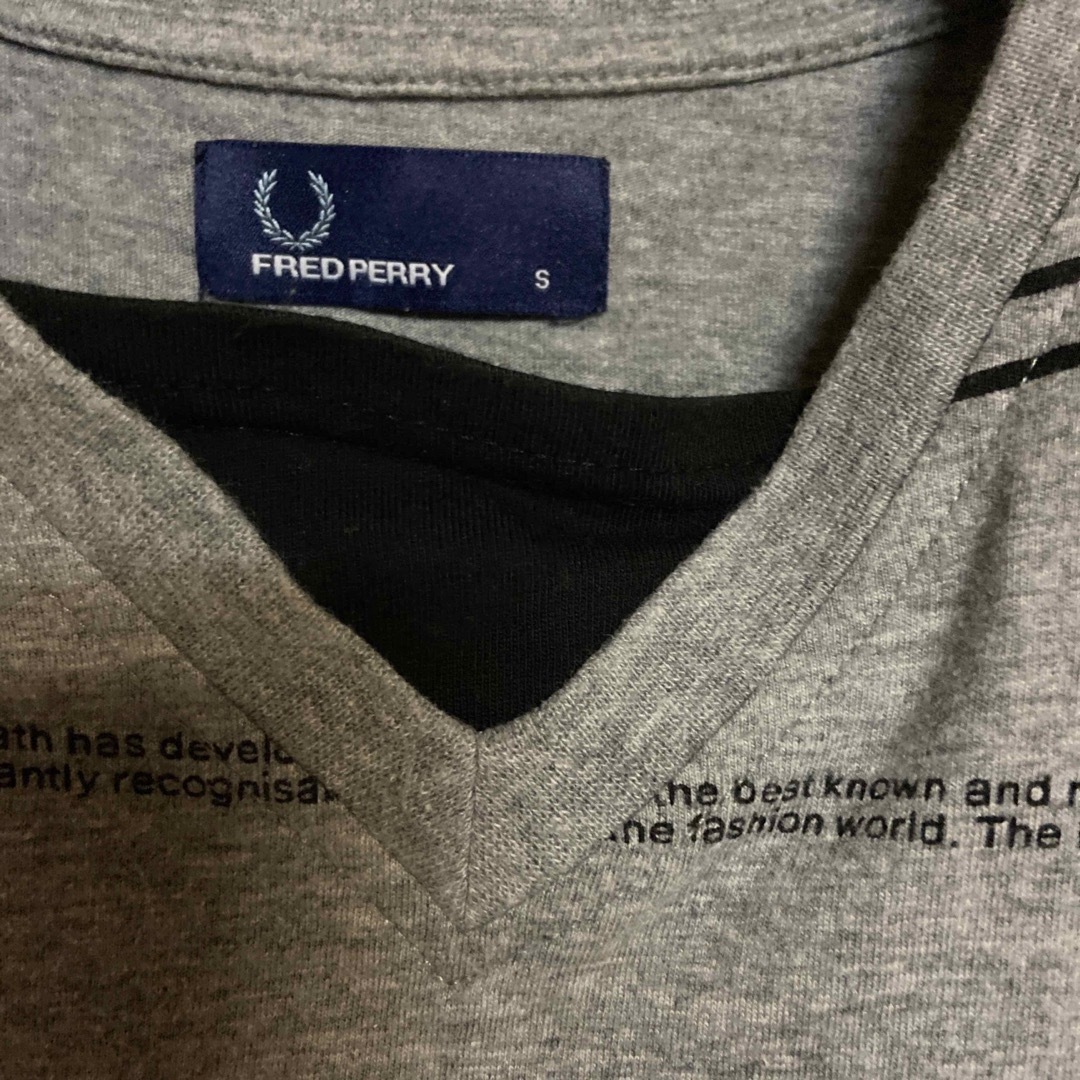 FRED PERRY(フレッドペリー)のFRED PERRY/フレッドペリー　Vネック　Tシャツ　グレー　ボーダー柄 メンズのトップス(Tシャツ/カットソー(半袖/袖なし))の商品写真
