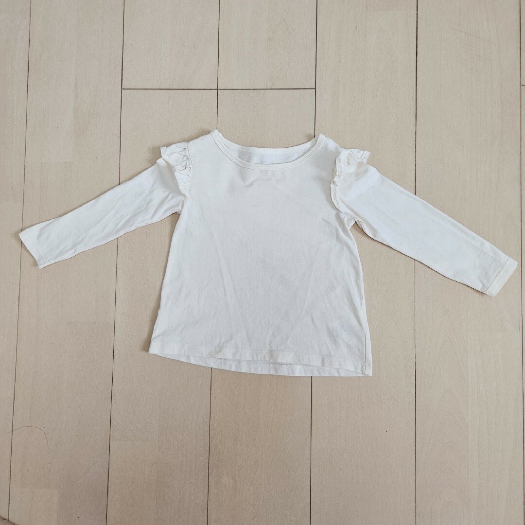 西松屋(ニシマツヤ)の白 ホワイト カットソー フリル 90 キッズ/ベビー/マタニティのキッズ服女の子用(90cm~)(Tシャツ/カットソー)の商品写真