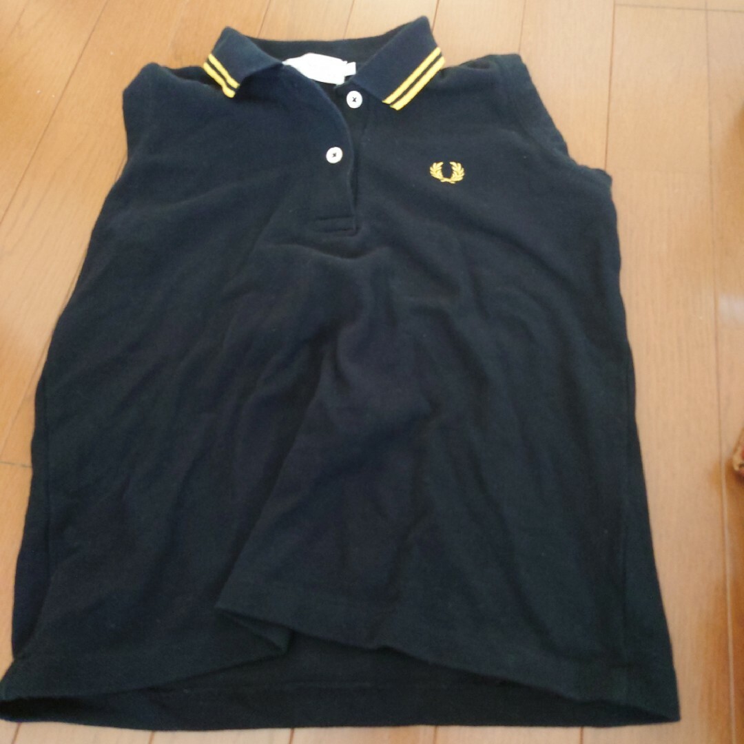フレッドペリー　S　ノースリ　ポロシャツ　黒 レディースのトップス(ポロシャツ)の商品写真