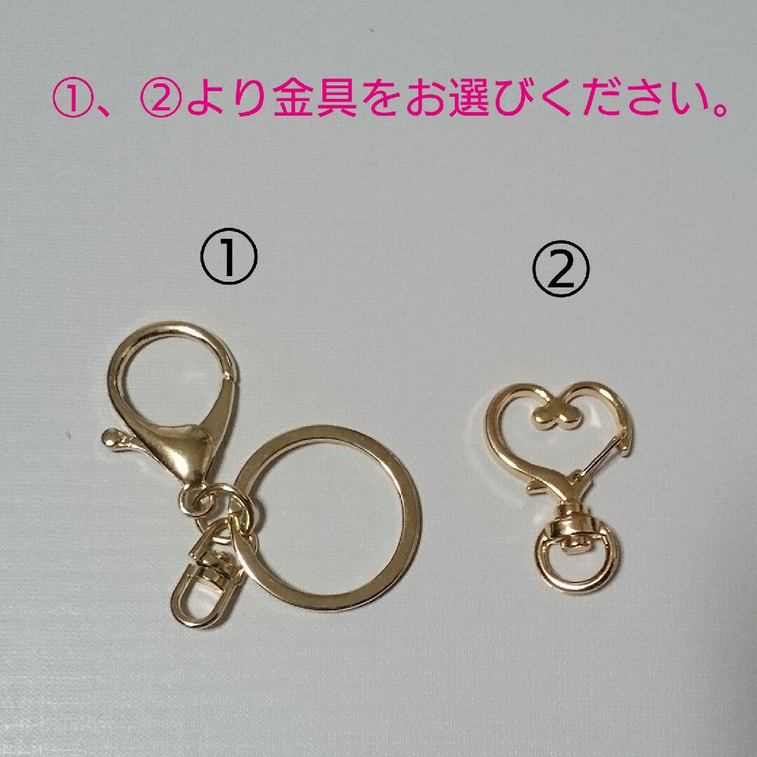 【M】イニシャルキーホルダー ビビッドピンク レディースのファッション小物(キーホルダー)の商品写真