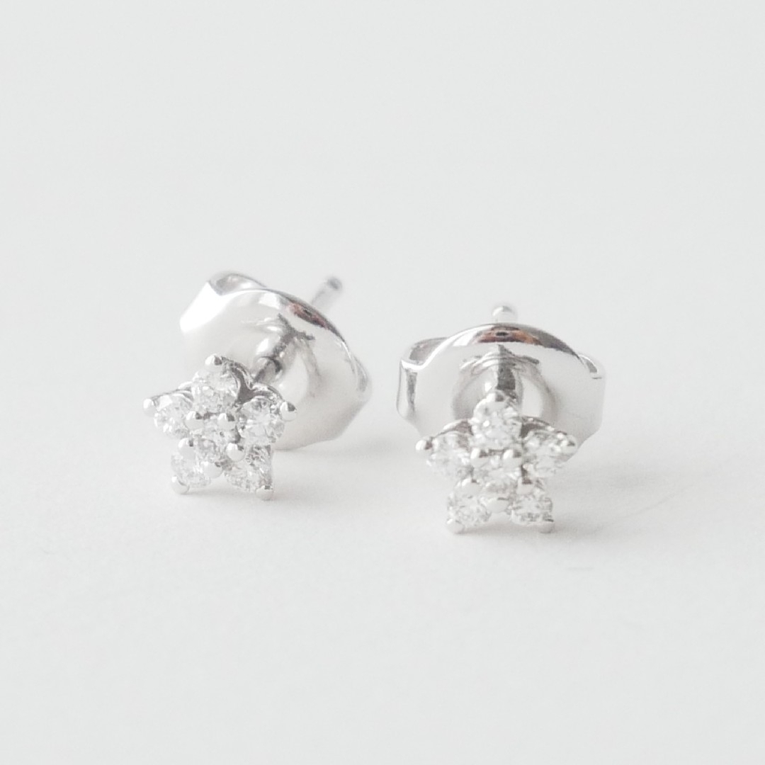 極美品【ミキモト】現行品 K18WG フラワーモチーフ ダイヤモンド ピアス