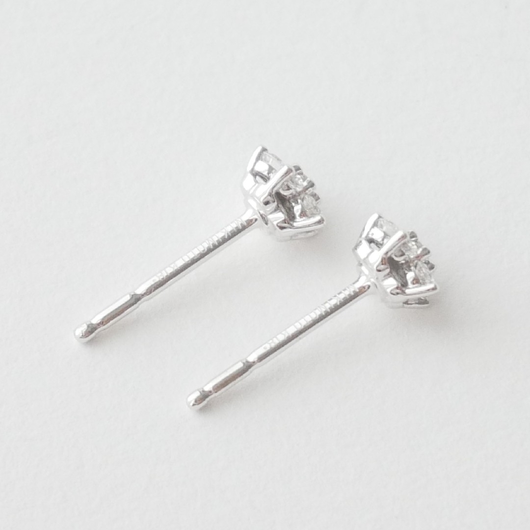 極美品【ミキモト】現行品 K18WG フラワーモチーフ ダイヤモンド ピアス