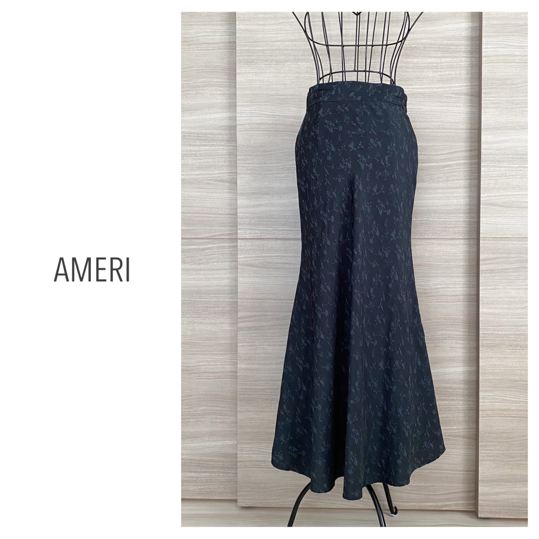 Ameri VINTAGE(アメリヴィンテージ)のAMERI アメリ　SATIN JACQUARD FLARE SKIRT レディースのスカート(ロングスカート)の商品写真