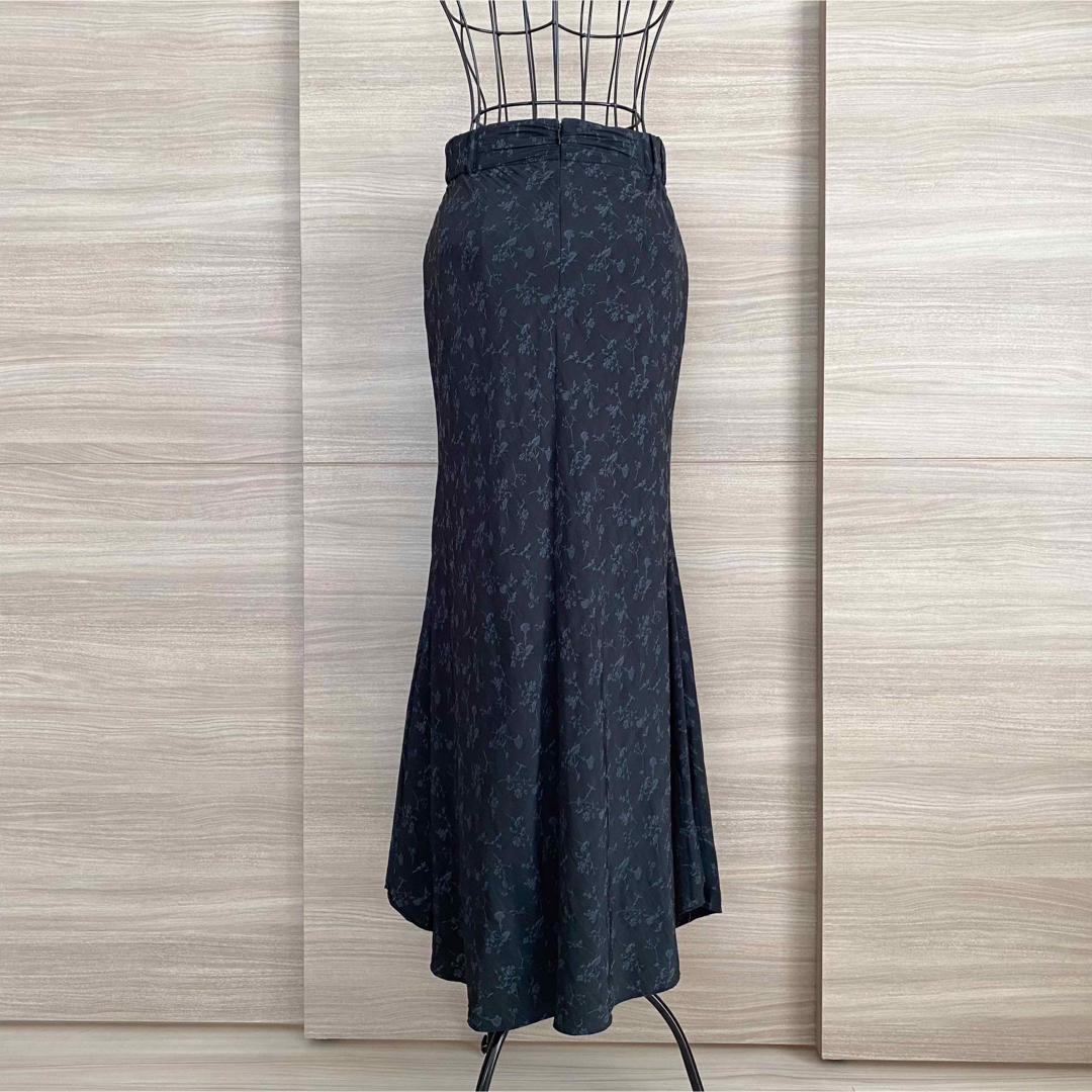 Ameri VINTAGE(アメリヴィンテージ)のAMERI アメリ　SATIN JACQUARD FLARE SKIRT レディースのスカート(ロングスカート)の商品写真