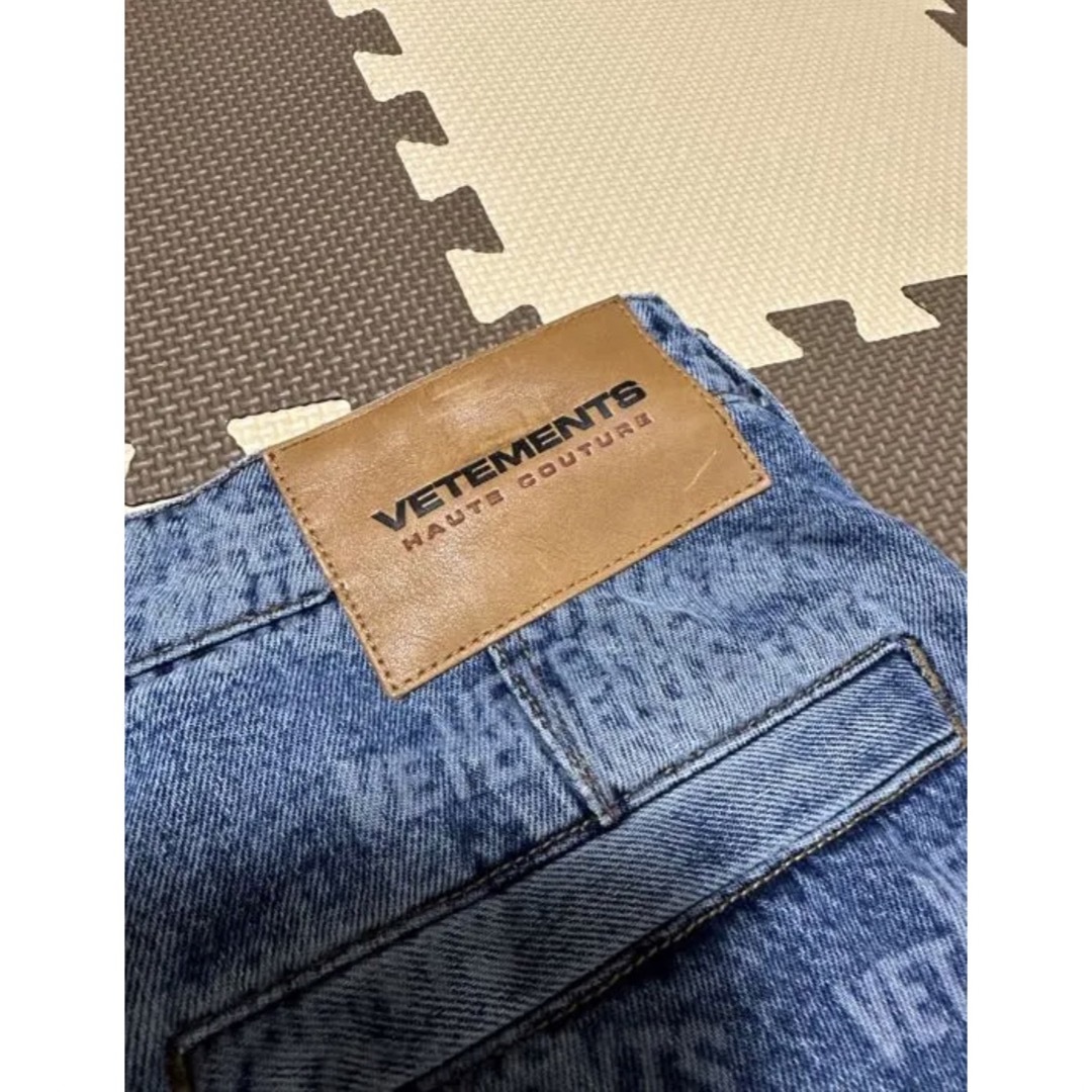 VETEMENTS(ヴェトモン)のVETEMENTS  STAMPED LOGO TRANSFORMER デニム メンズのパンツ(デニム/ジーンズ)の商品写真