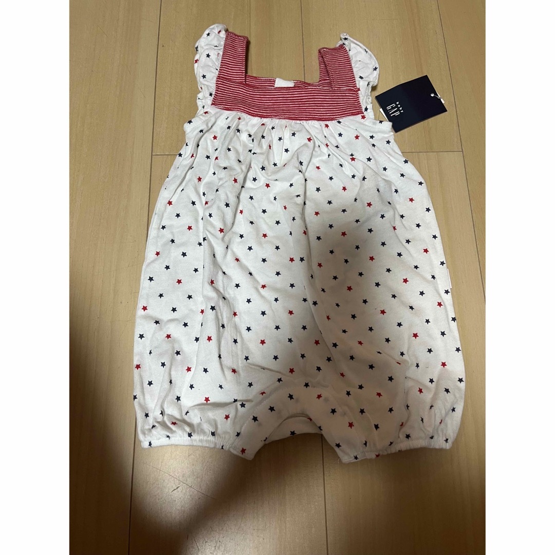 babyGAP(ベビーギャップ)の新品タグ付き☆ノースリーブカバーオール　60 キッズ/ベビー/マタニティのベビー服(~85cm)(カバーオール)の商品写真