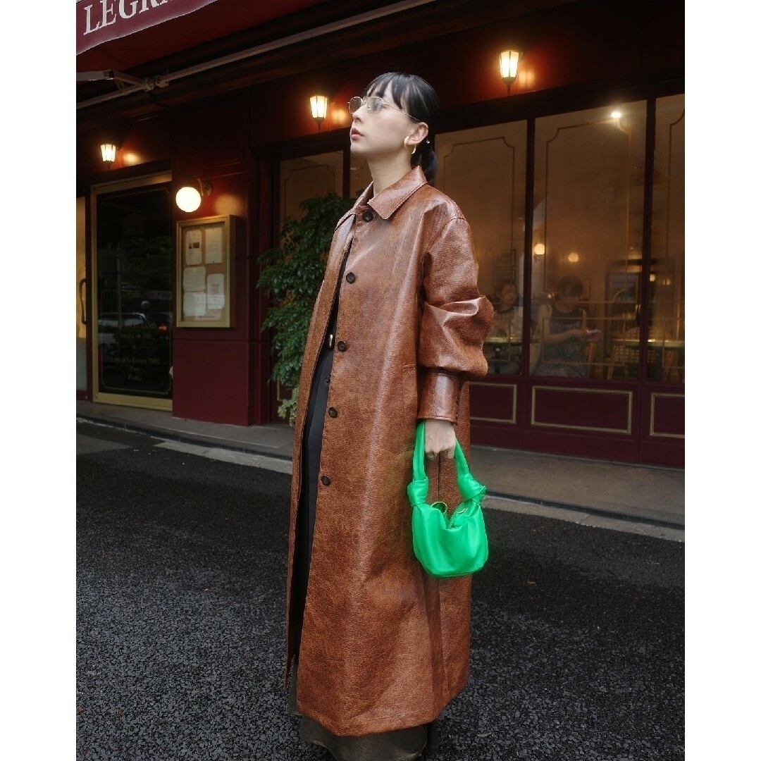 Ameri VINTAGE(アメリヴィンテージ)のCRASH FAKE LEATHER COAT レディースのジャケット/アウター(ロングコート)の商品写真