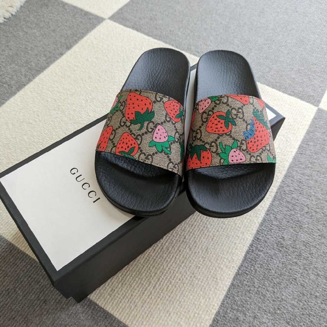 Gucci(グッチ)の未使用 GUCCI  ストロベリー スライドサンダル シューズ 35 レディースの靴/シューズ(サンダル)の商品写真