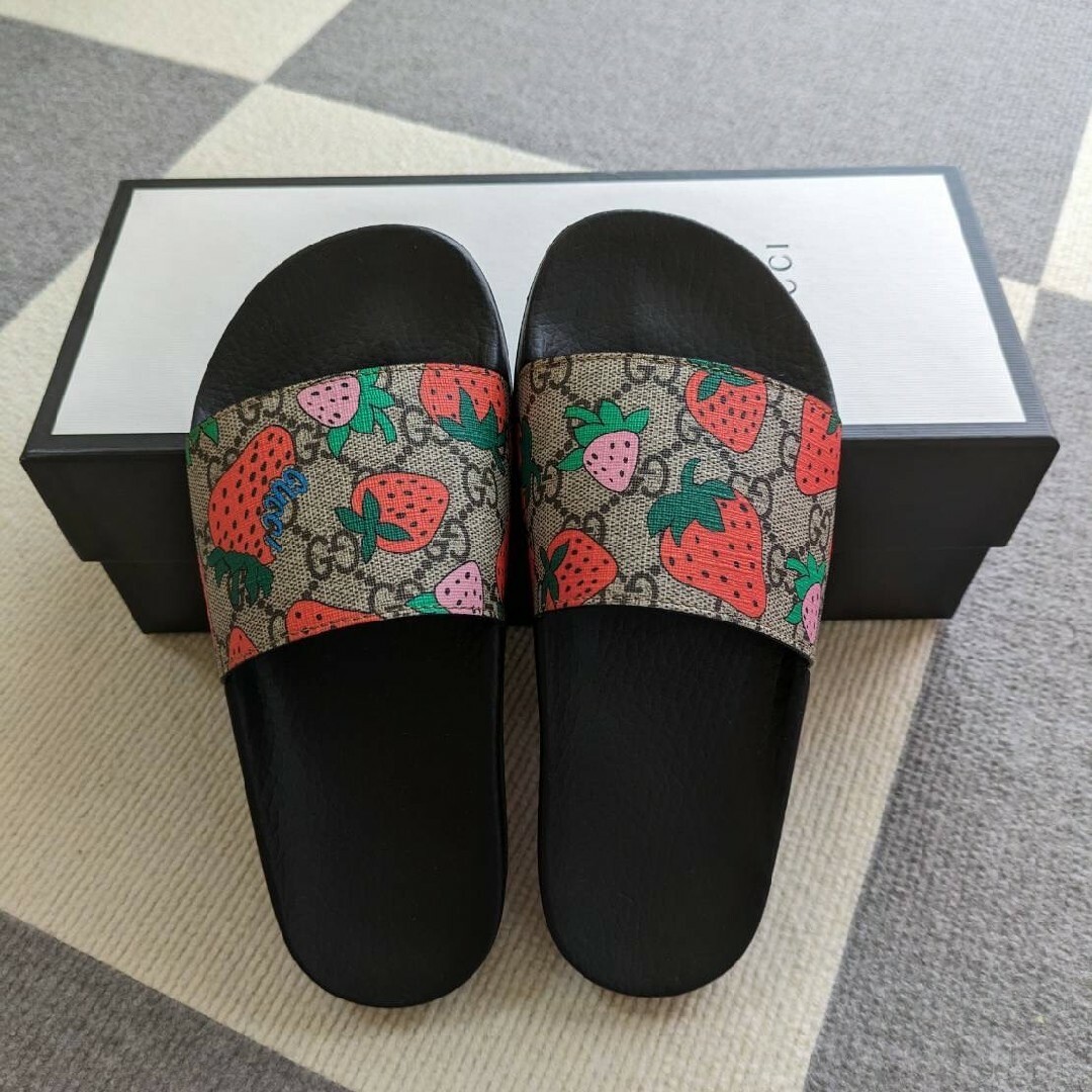 Gucci(グッチ)の未使用 GUCCI  ストロベリー スライドサンダル シューズ 35 レディースの靴/シューズ(サンダル)の商品写真