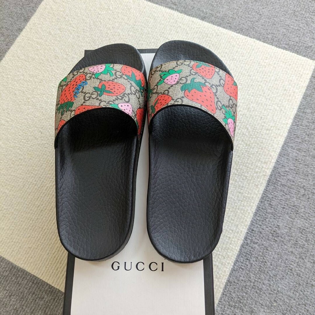 Gucci(グッチ)の未使用 GUCCI  ストロベリー スライドサンダル シューズ 35 レディースの靴/シューズ(サンダル)の商品写真