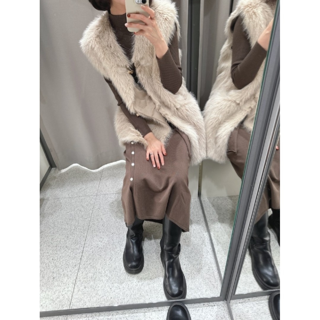 ZARA ZARA フェイクファーベスト Mサイズ ベージュの通販 by dress_me_up's shop｜ザラならラクマ