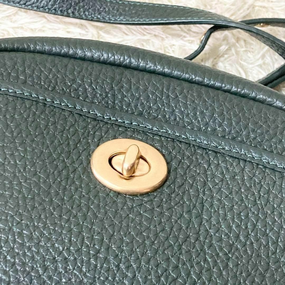 COACH(コーチ)の極美品 現行 COACH カメラバッグ ダークグリーン シボ革 ターンロック レディースのバッグ(ショルダーバッグ)の商品写真