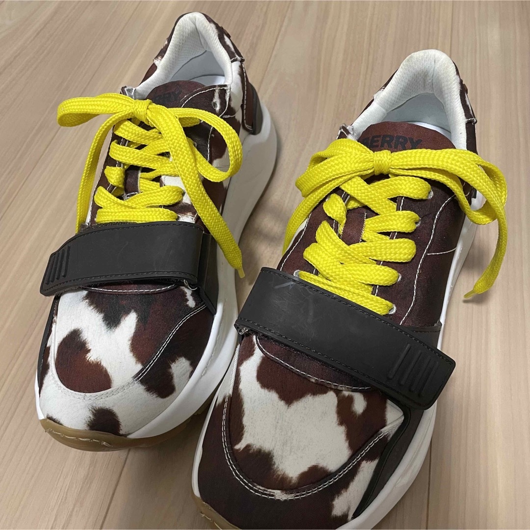 BURBERRY - BURBERRY カウプリント スニーカー バーバリーの通販 by