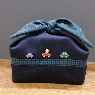 【ハンドメイド】　大きいリボン　　　　　お弁当袋　ファミリア　青チェック🐾(外出用品)