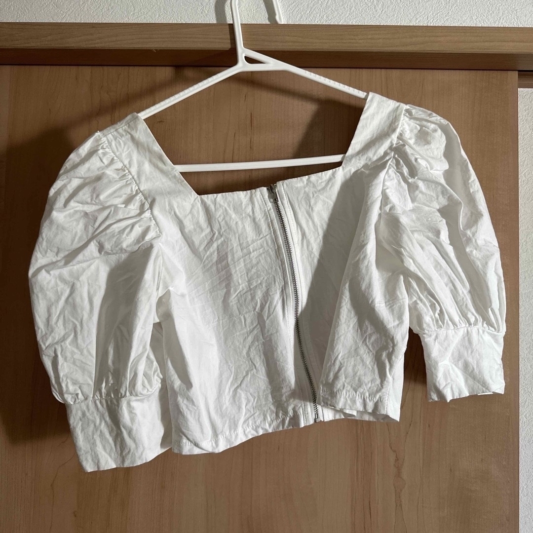 STYLENANDA(スタイルナンダ)のnugu ヌグ　plain puff cropped blouse white レディースのトップス(シャツ/ブラウス(半袖/袖なし))の商品写真