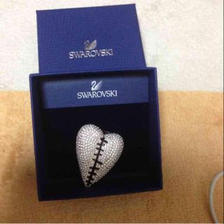 スワロフスキー(SWAROVSKI)のスワロフスキーブローチ(ブローチ/コサージュ)