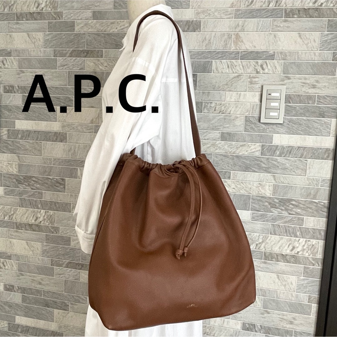 A.P.C(アーペーセー)の【美品】A.P.C. アーペーセー　ワンショルダー　レザー　ブラウン　巾着 レディースのバッグ(ショルダーバッグ)の商品写真