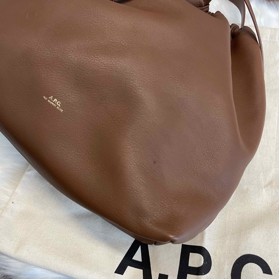 A.P.C(アーペーセー)の【美品】A.P.C. アーペーセー　ワンショルダー　レザー　ブラウン　巾着 レディースのバッグ(ショルダーバッグ)の商品写真