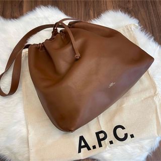 【美品】A.P.C. ショルダーバッグ 巾着 バケツ 金ロゴ レザー ヌバック