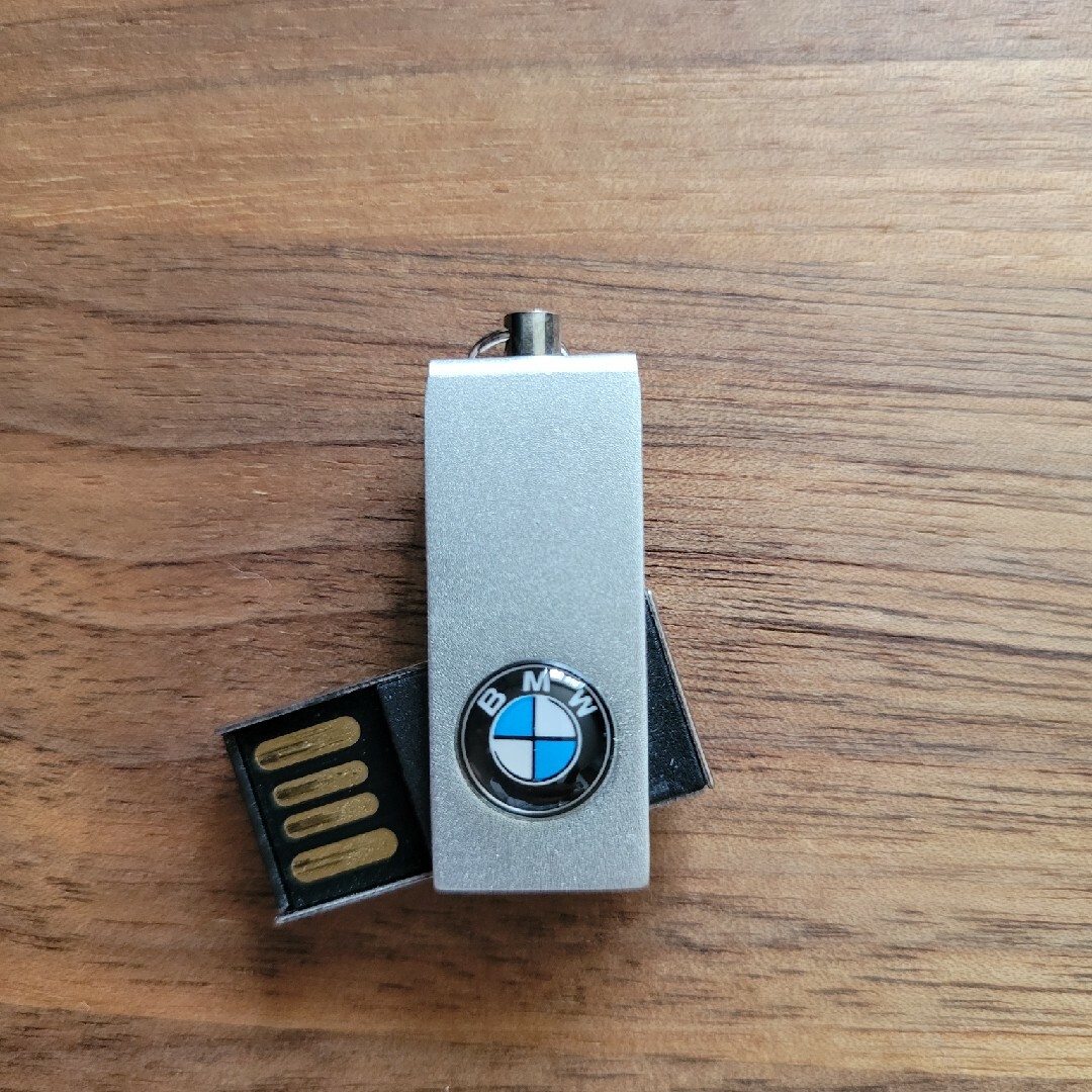 【USBメモリー】BMW 2GB スマホ/家電/カメラのPC/タブレット(PC周辺機器)の商品写真
