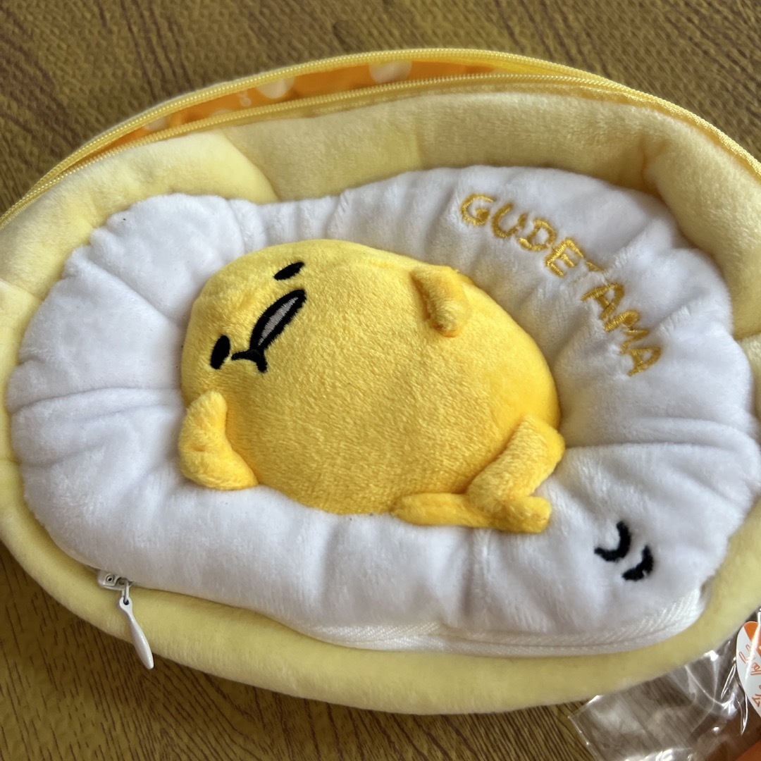 ぐでたま(グデタマ)のぐでたま　ポーチ　ペンセット　新品 エンタメ/ホビーのおもちゃ/ぬいぐるみ(キャラクターグッズ)の商品写真