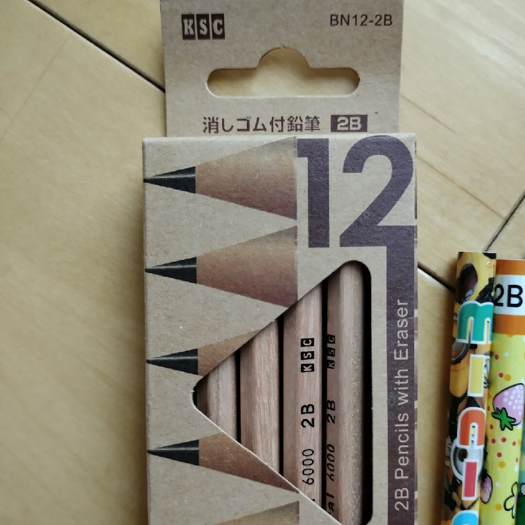 三菱鉛筆(ミツビシエンピツ)のえんぴつ2ダース・消しゴム7個 インテリア/住まい/日用品の文房具(その他)の商品写真