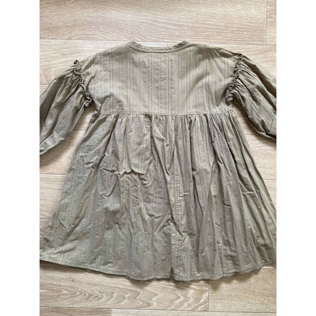 秋服　ベージュノンカラーワンピース　100センチ キッズ/ベビー/マタニティのキッズ服女の子用(90cm~)(ワンピース)の商品写真