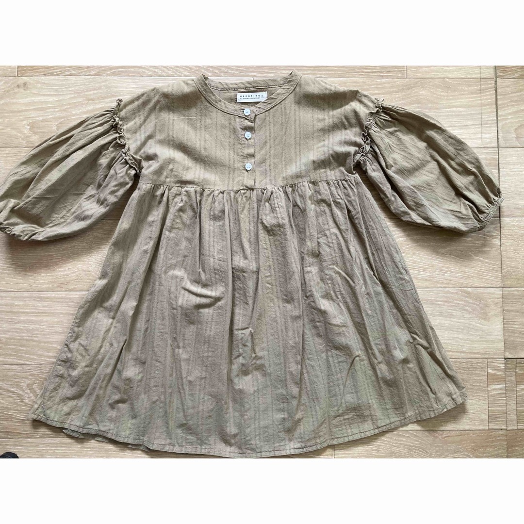 秋服　ベージュノンカラーワンピース　100センチ キッズ/ベビー/マタニティのキッズ服女の子用(90cm~)(ワンピース)の商品写真