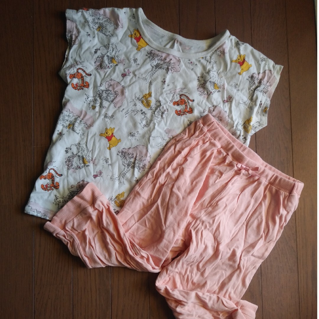 GU(ジーユー)のGU　プーさん柄パジャマ　140 キッズ/ベビー/マタニティのキッズ服女の子用(90cm~)(パジャマ)の商品写真