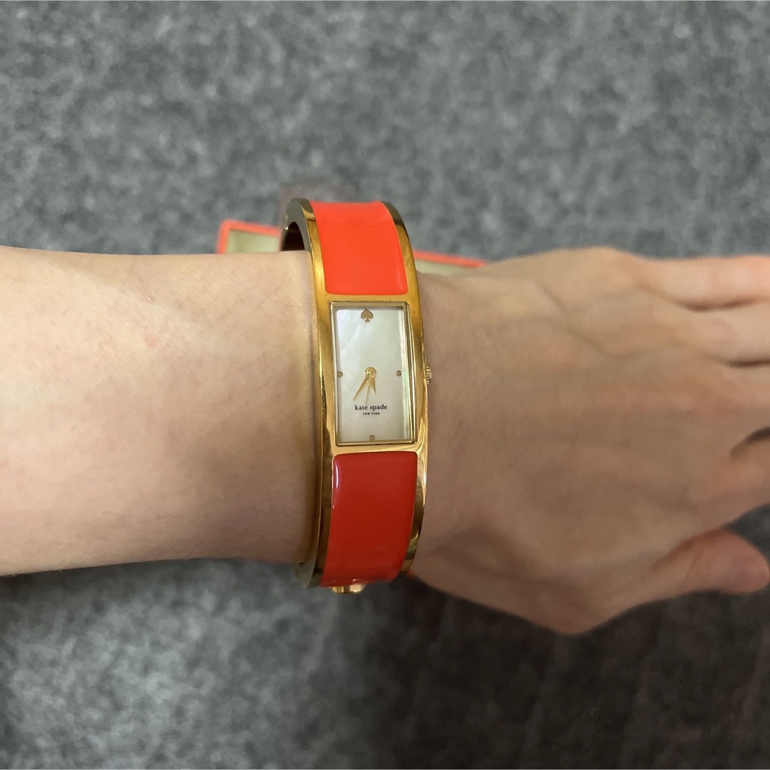 kate spade new york(ケイトスペードニューヨーク)のkate spadeの腕時計　 バングル型　オレンジ レディースのファッション小物(腕時計)の商品写真