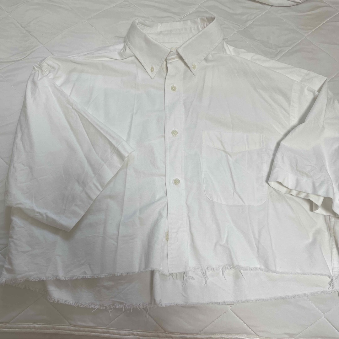 GU(ジーユー)の【美品】ジーユー　白半袖シャツ レディースのトップス(カットソー(半袖/袖なし))の商品写真