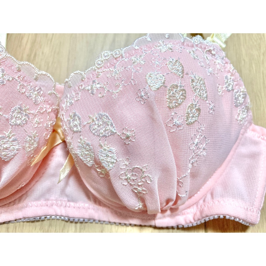 tutuanna(チュチュアンナ)の最終価格 ＊ 新品　tutuanna   イチゴ柄　レース レディースの下着/アンダーウェア(ブラ)の商品写真