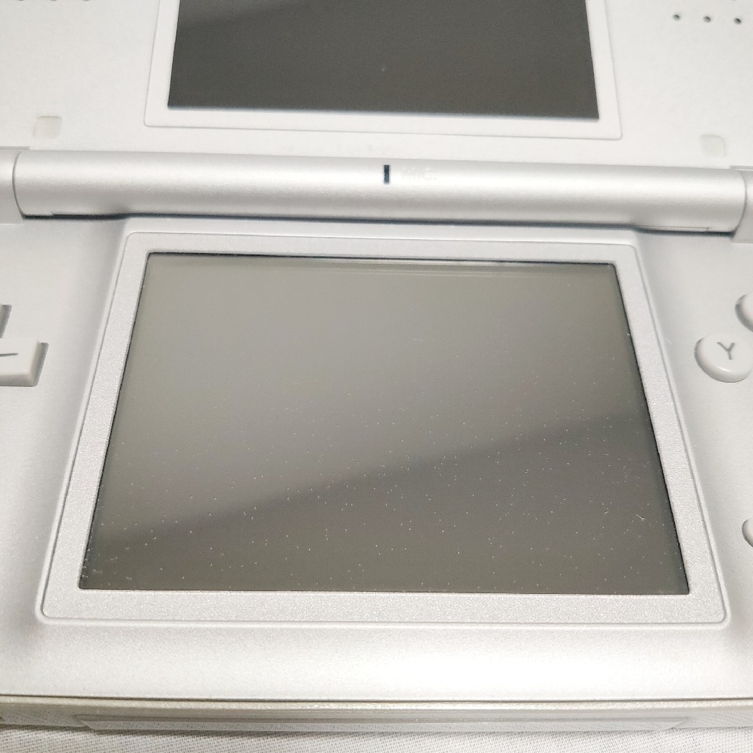 ニンテンドーDS(ニンテンドーDS)のNINTENDO DS Lite シルバー エンタメ/ホビーのゲームソフト/ゲーム機本体(携帯用ゲーム機本体)の商品写真