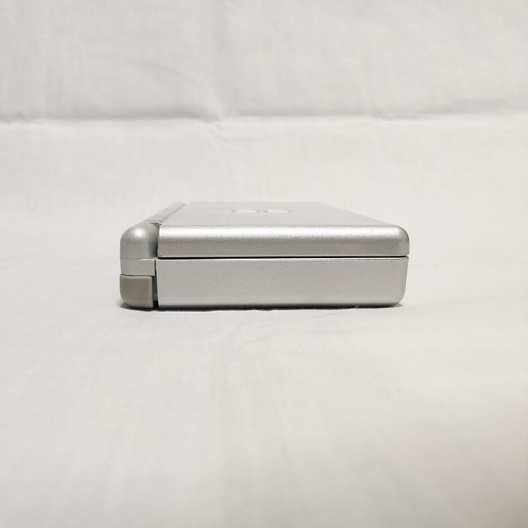 ニンテンドーDS(ニンテンドーDS)のNINTENDO DS Lite シルバー エンタメ/ホビーのゲームソフト/ゲーム機本体(携帯用ゲーム機本体)の商品写真