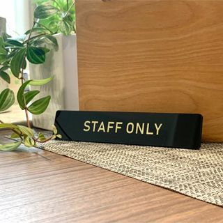 【送料無料】STAFF ONLYブラックサインプレート GOLD  室名札 部屋(店舗用品)