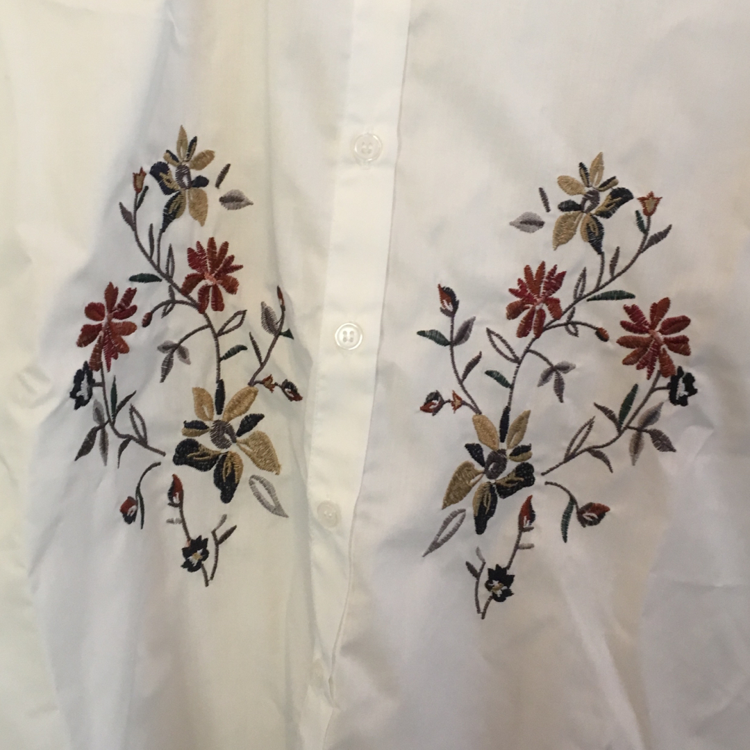 しまむら(シマムラ)のしまむら新品半袖刺繍シャツMホワイト レディースのトップス(シャツ/ブラウス(半袖/袖なし))の商品写真