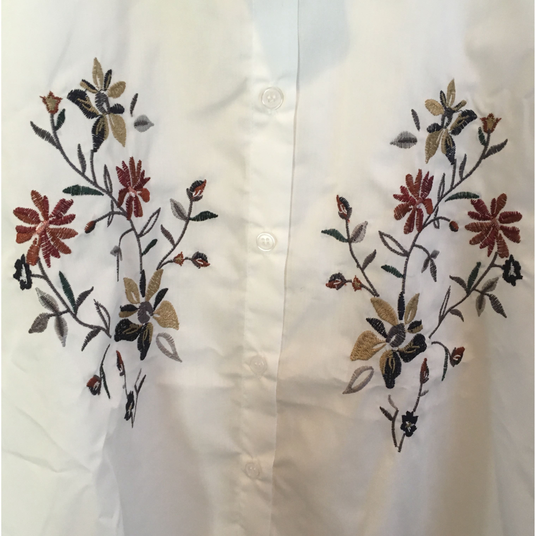 しまむら(シマムラ)のしまむら新品半袖刺繍シャツLホワイト レディースのトップス(シャツ/ブラウス(半袖/袖なし))の商品写真