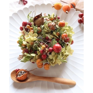 秋支度ꎺ⠜雑貨と飾るアナベルと赤い実の小さなリース　木の実のリース　秋リース(リース)